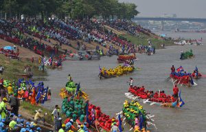 Lễ hội đua thuyền ở Campuchia luôn luôn tấp nập