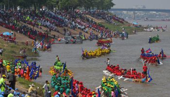 Bạn biết gì về lễ hội đua thuyền ở Campuchia?